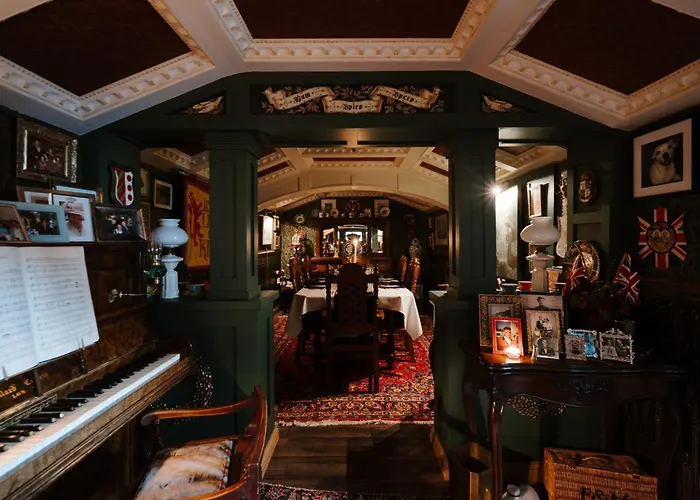 Sheddington Manor - 2 Bedroom Guest House & Cinema